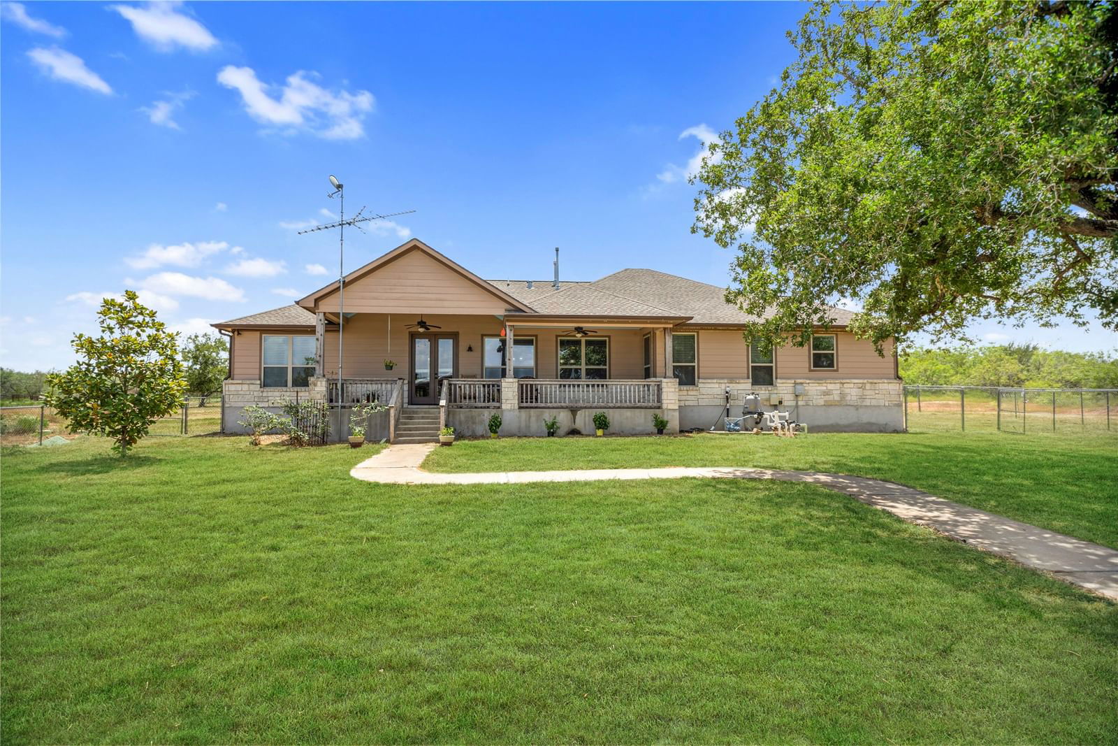 Real estate property located at 1015 County Road 458, Gonzales, Waelder, TX, US