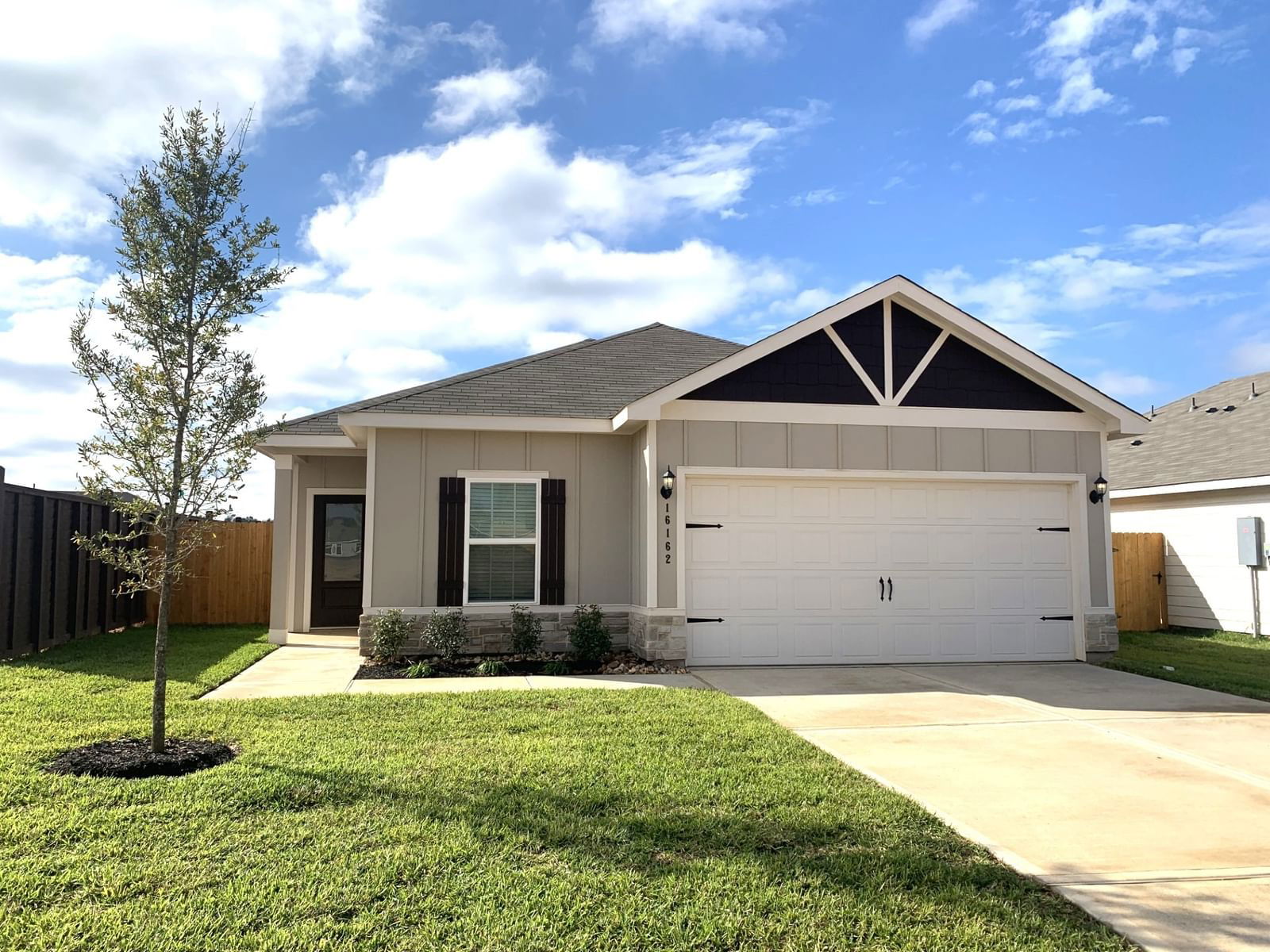 Real estate property located at 16162 Sugar Falls Drive, Montgomery, Conroe, TX, US
