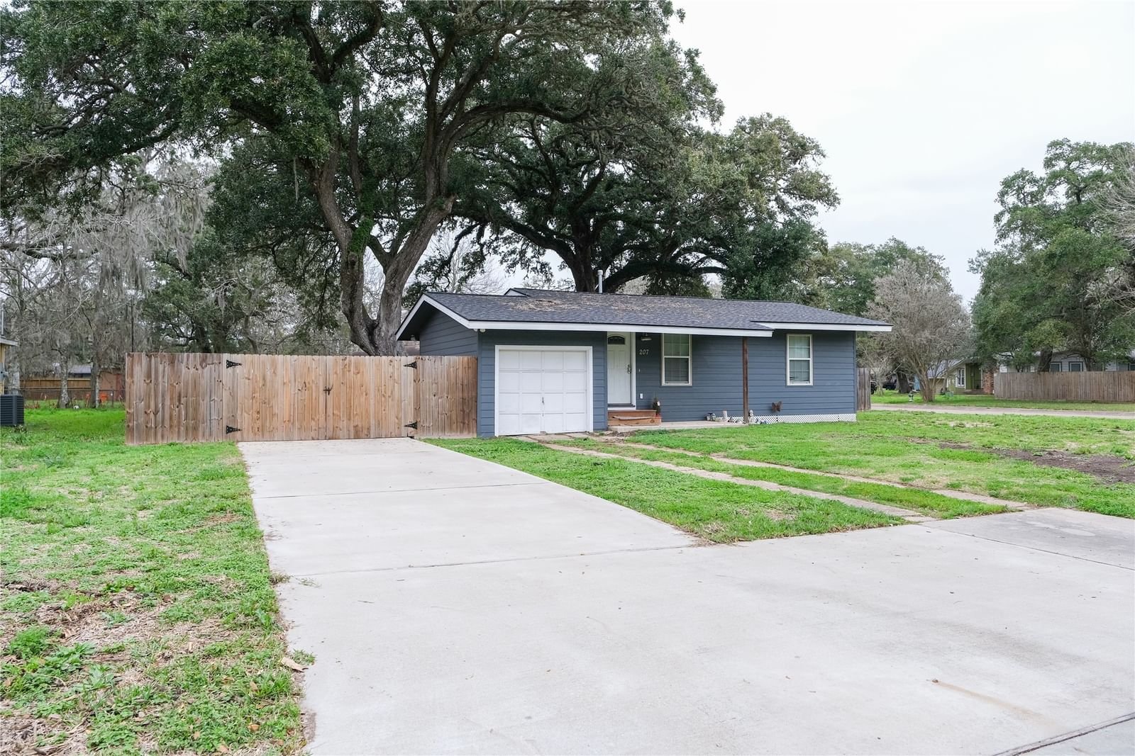 Real estate property located at 207 Jasmine, Brazoria, S5850 - AREA B-C-D-E-G-H-J-K-L ETC (LAK, Lake Jackson, TX, US