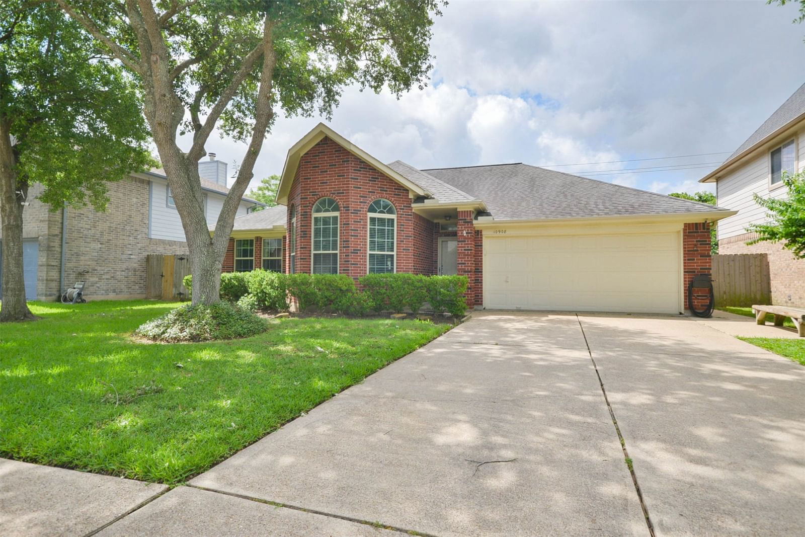 Real estate property located at 10908 Spruce, Harris, Fairmont Park East Sec 04 Ph 0, La Porte, TX, US