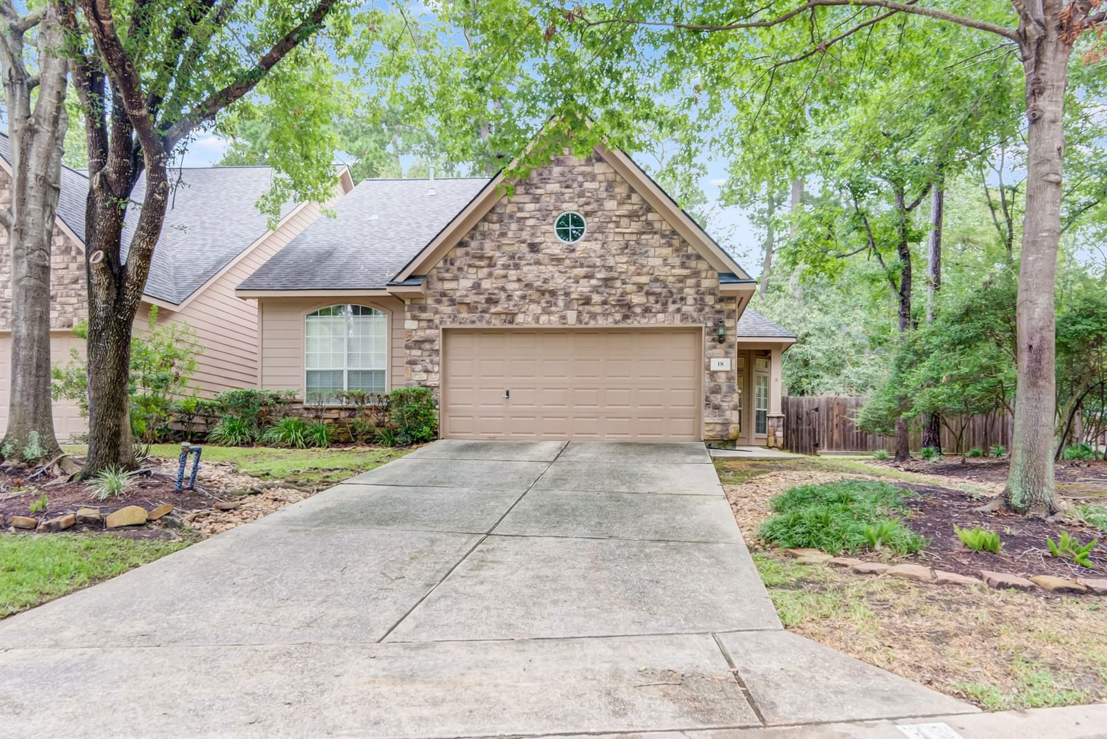 Real estate property located at 18 Endor Forest Place, Montgomery, Woodlands Village, Sring, TX, US
