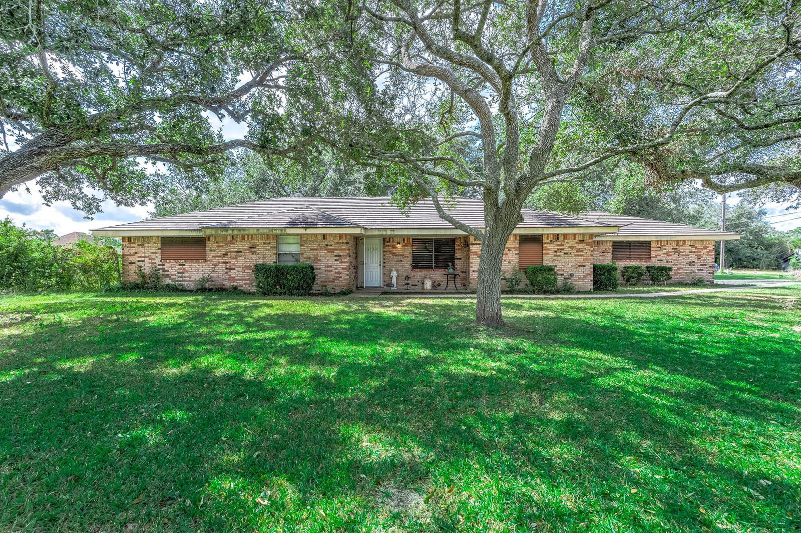 Real estate property located at 13714 County Road 282, Brazoria, Hooper & Wade, Alvin, TX, US