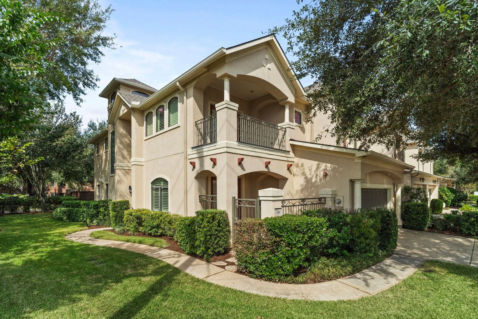 Real estate property located at 14 Sweetwater, Fort Bend, Sweetwater Court Twnhms, Sugar Land, TX, US