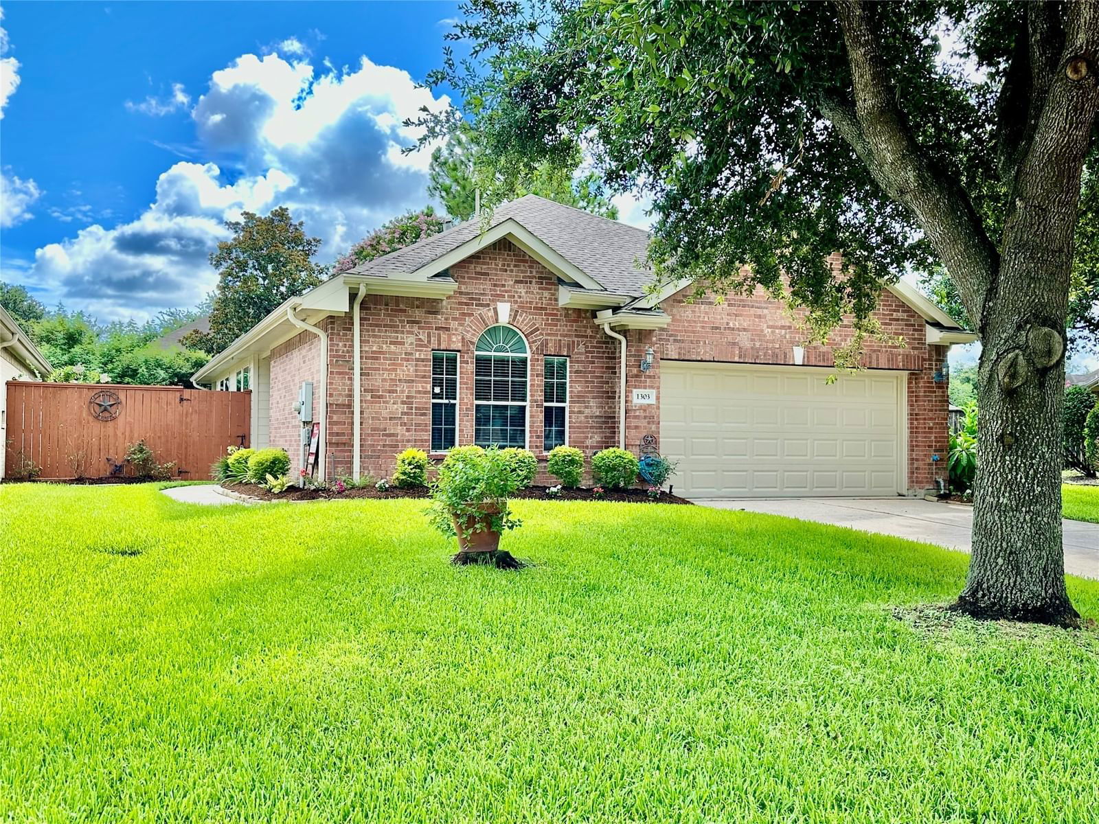 Real estate property located at 1303 Palermo, Harris, Bellavita/Green Tee Sec 03, Pearland, TX, US