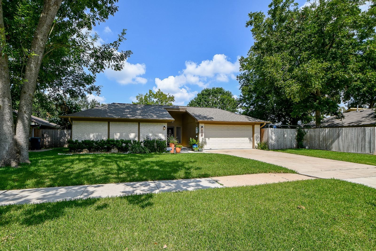 Real estate property located at 1319 Pinecroft, Fort Bend, Covington Woods, Sugar Land, TX, US