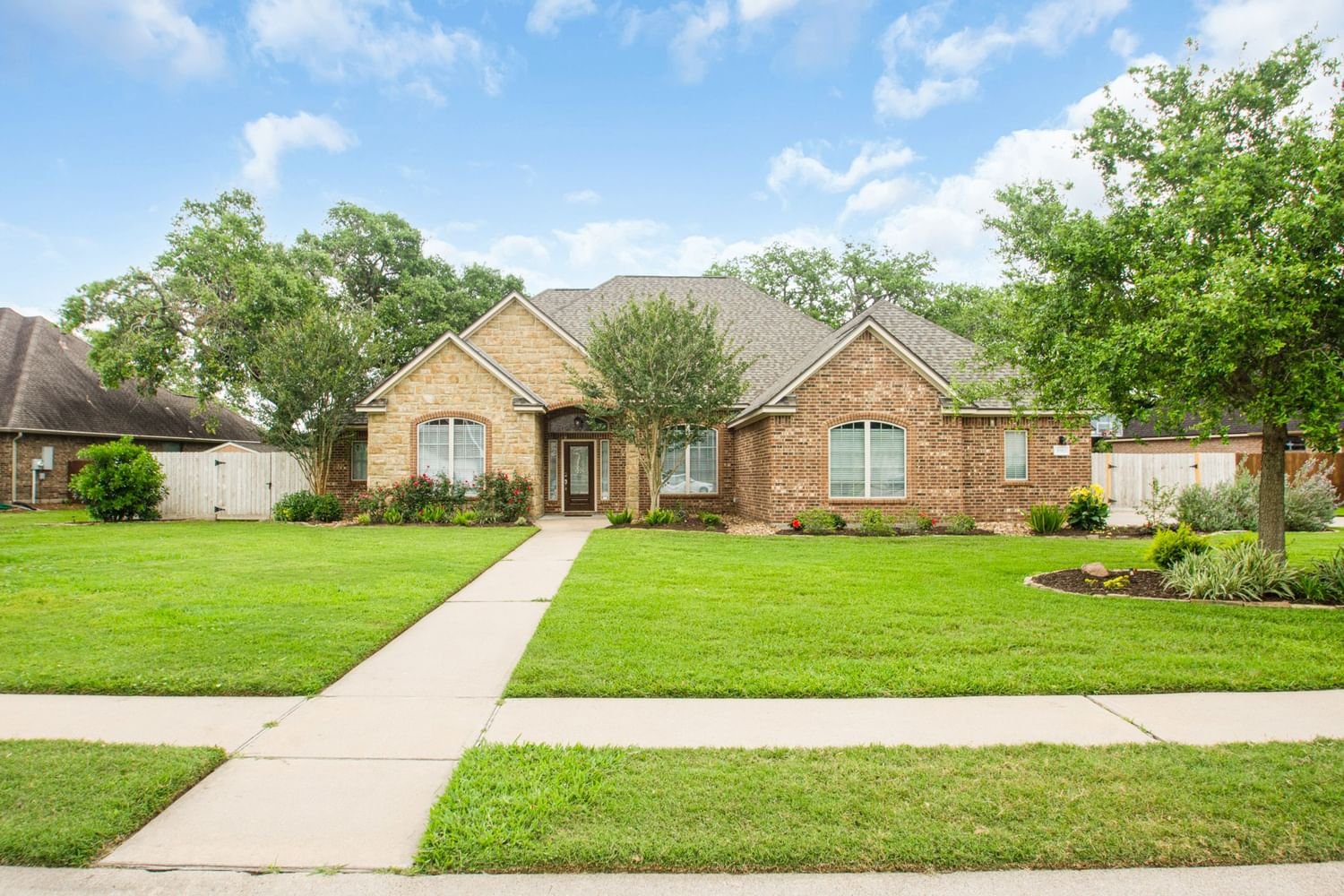 Real estate property located at 1012 Enchanted Oaks, Brazoria, Heritage Oaks Sec 3 A0380 & A, Angleton, TX, US