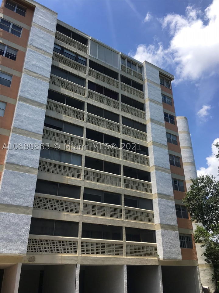 Real estate property located at 3301 Spanish Moss Ter #906, Broward, Lakes Of Inverrary Condo, Lauderhill, FL