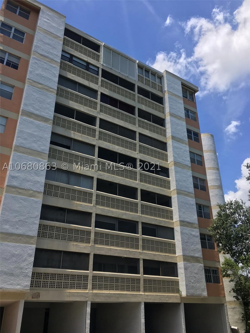 Real estate property located at 3301 Spanish Moss Ter #906, Broward, Lakes Of Inverrary Condo, Lauderhill, FL