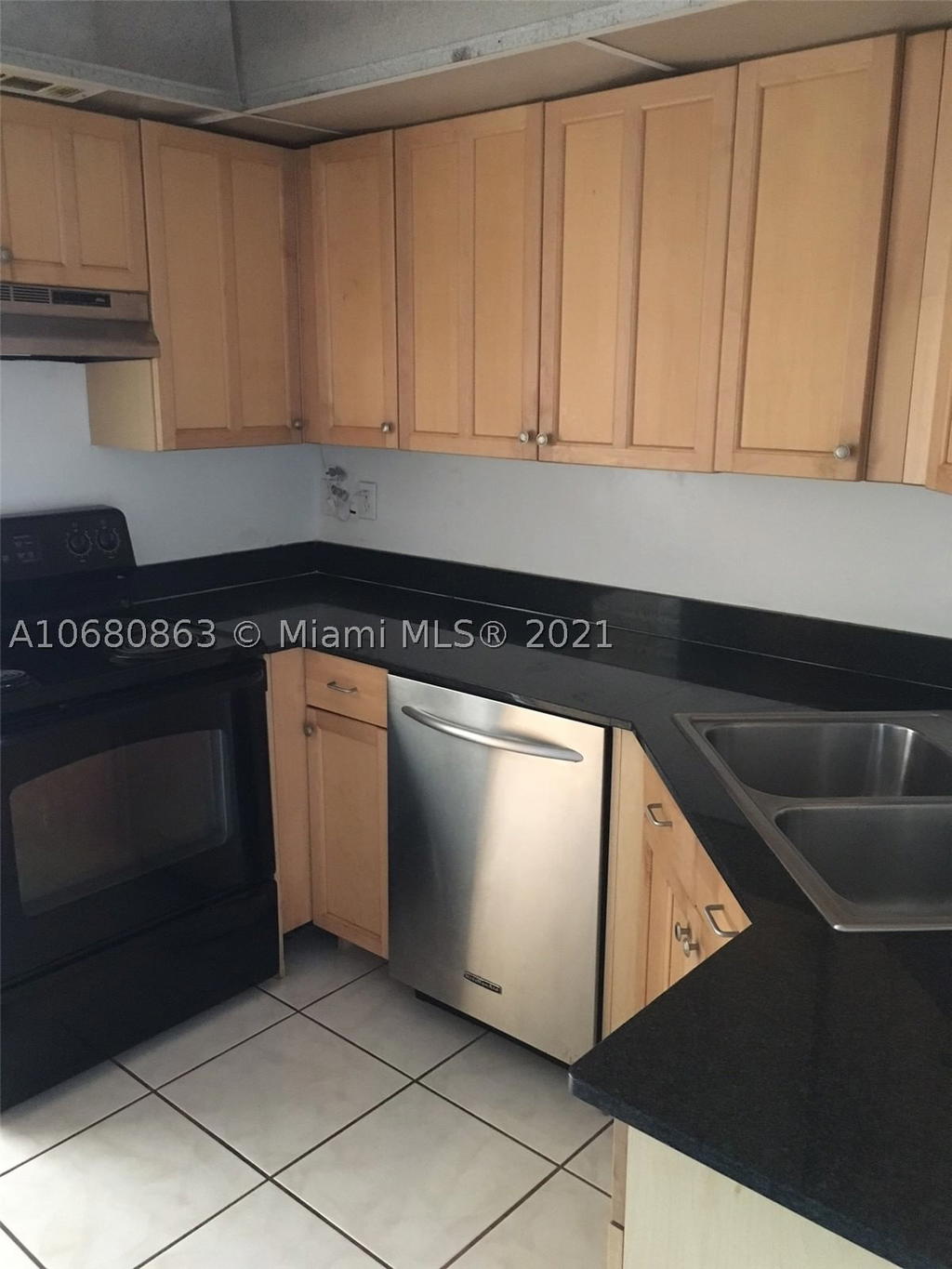Real estate property located at 3301 Spanish Moss Ter #906, Broward, Lakes Of Inverrary Condo, Lauderhill, FL