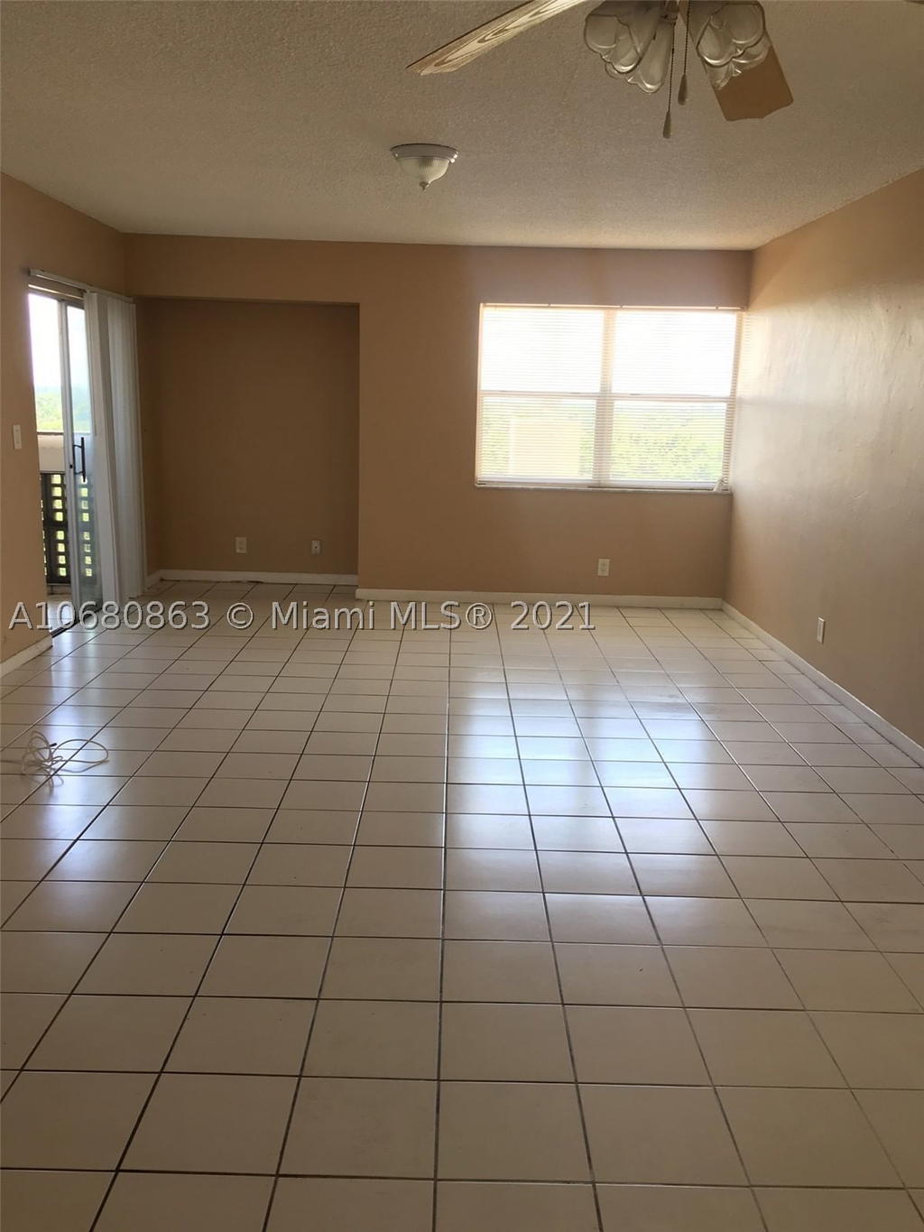 Real estate property located at 3301 Spanish Moss Ter #906, Broward, Lakes Of Inverrary Condo, Lauderhill, FL