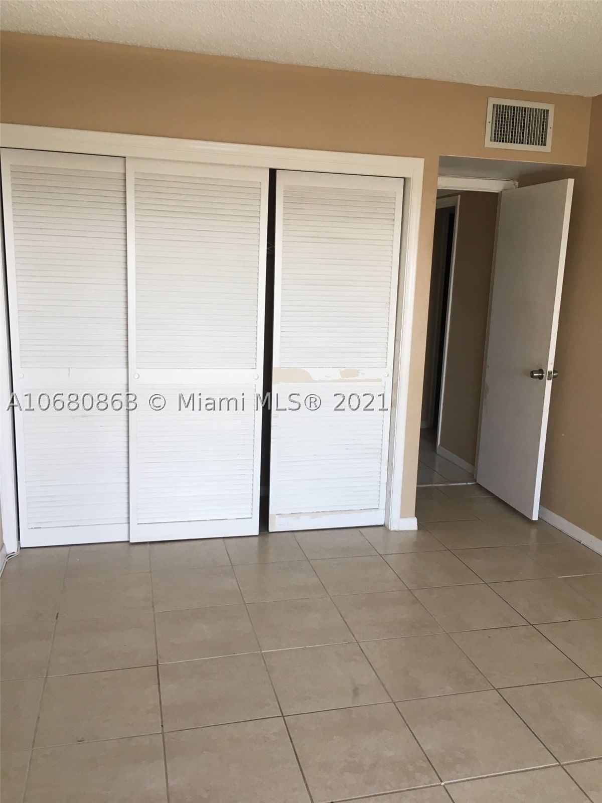Real estate property located at 3301 Spanish Moss Ter #906, Broward, Lakes Of Inverrary Condo, Lauderhill, FL