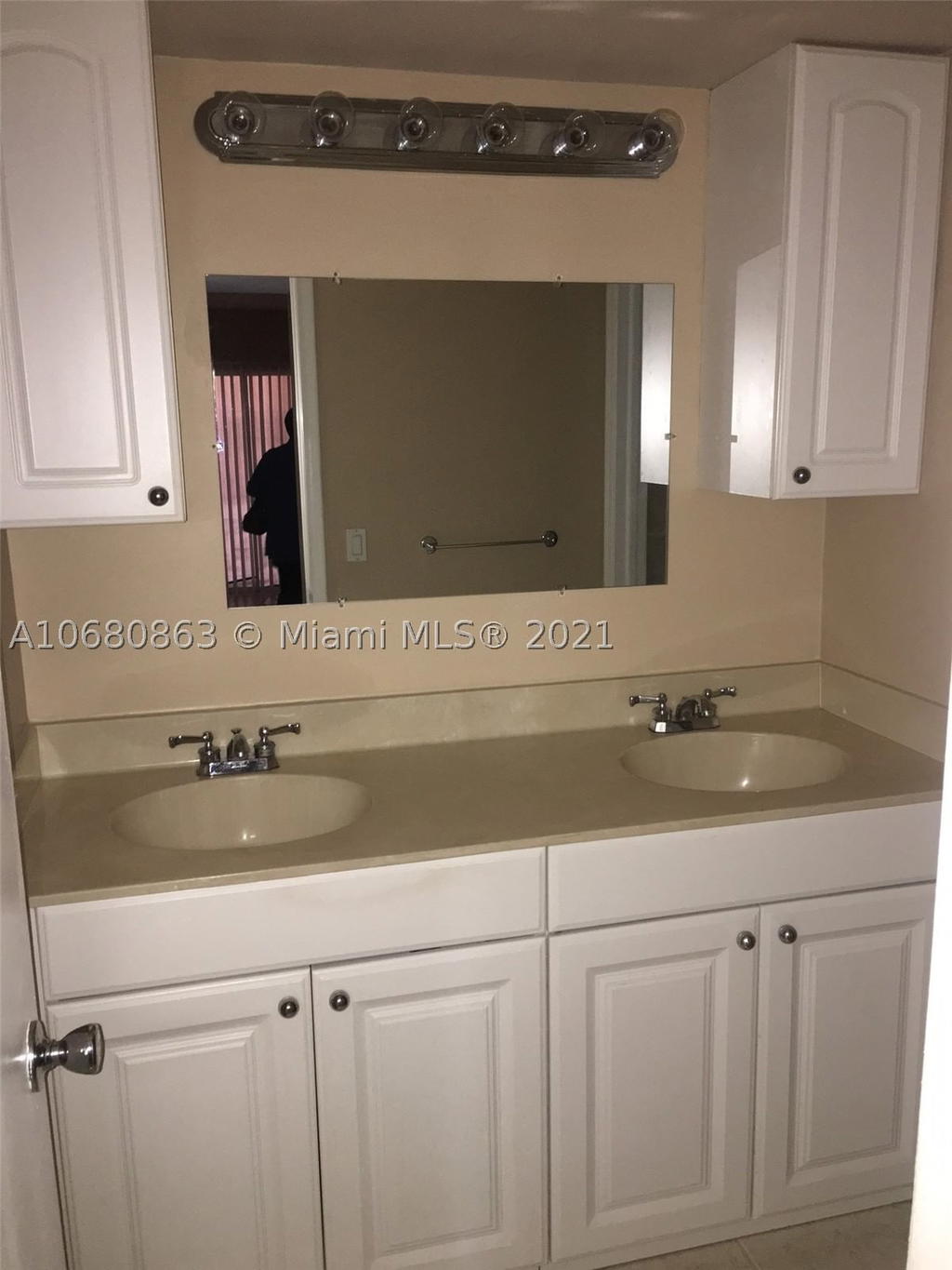 Real estate property located at 3301 Spanish Moss Ter #906, Broward, Lakes Of Inverrary Condo, Lauderhill, FL