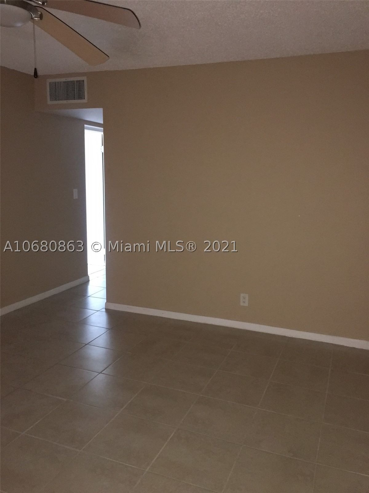 Real estate property located at 3301 Spanish Moss Ter #906, Broward, Lakes Of Inverrary Condo, Lauderhill, FL