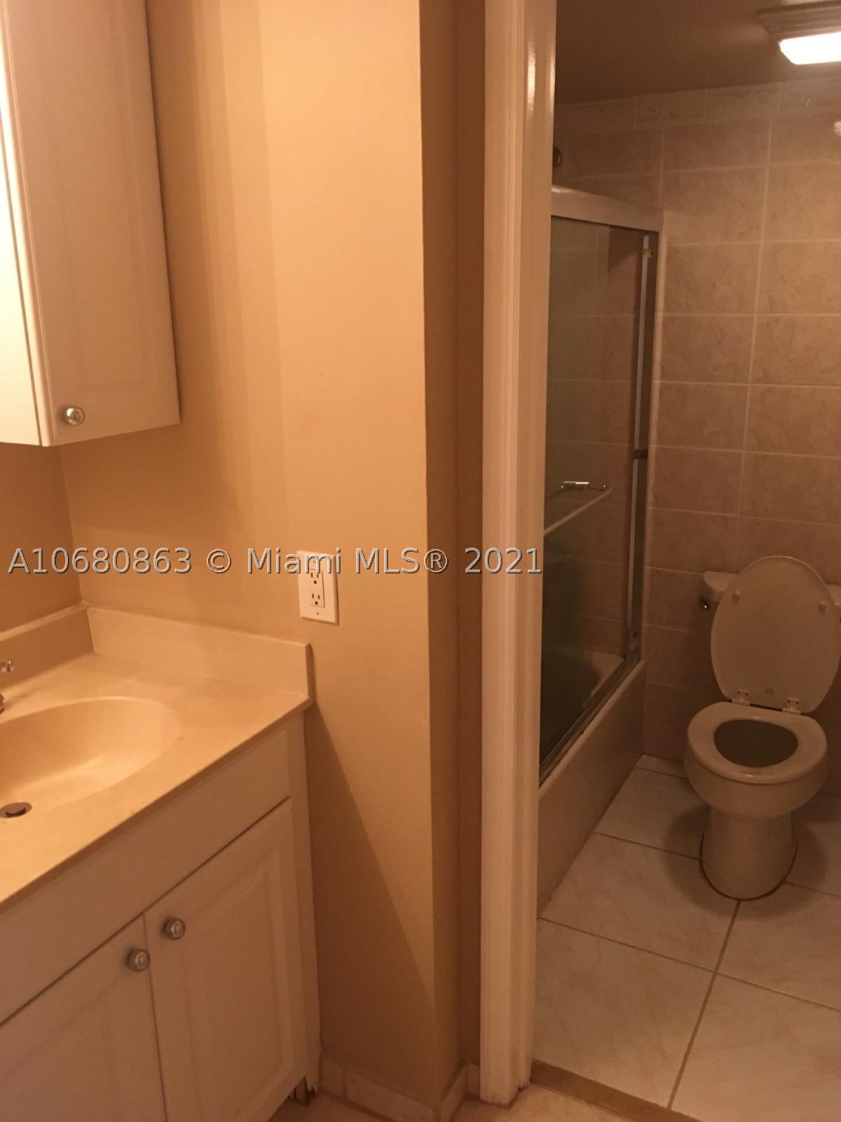 Real estate property located at 3301 Spanish Moss Ter #906, Broward, Lakes Of Inverrary Condo, Lauderhill, FL
