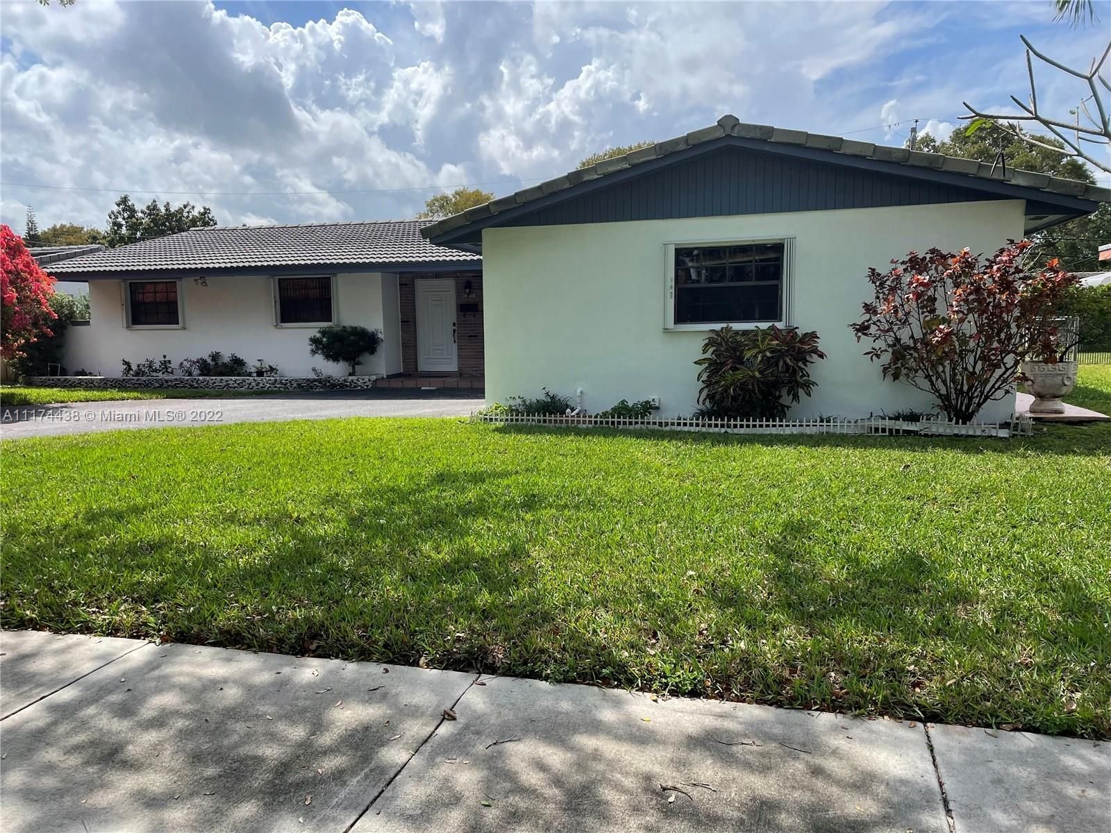 Real estate property located at 14008 Lake George Ct, Miami-Dade County, Miami Lakes, FL