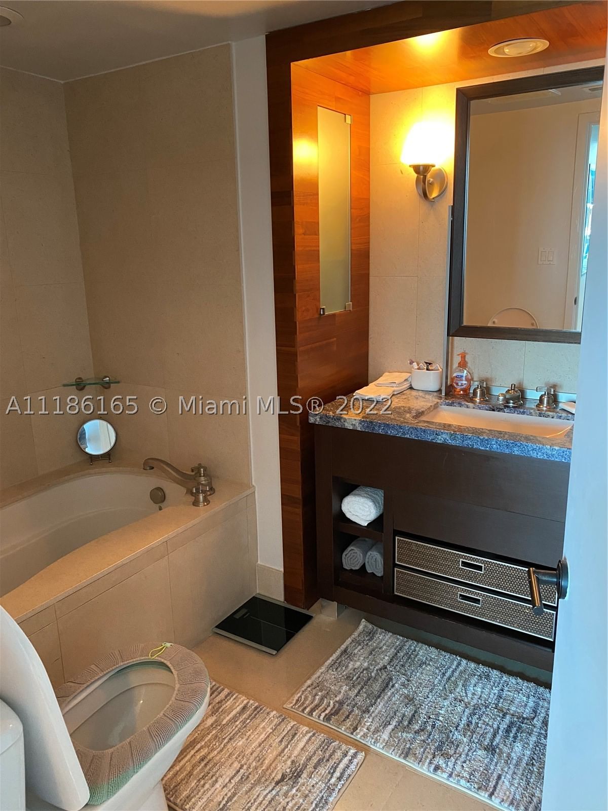 Real estate property located at 6801 Collins Ave #1102 (door 1111), Miami-dade, Central Carillon Beach Co, Miami Beach, FL