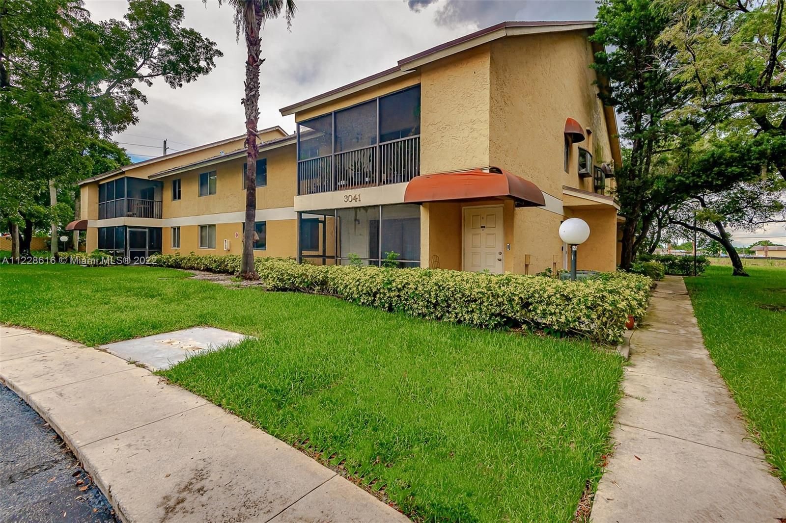 Real estate property located at 3041 Oakland Forest Dr #204, Broward County, Oakland Park, FL