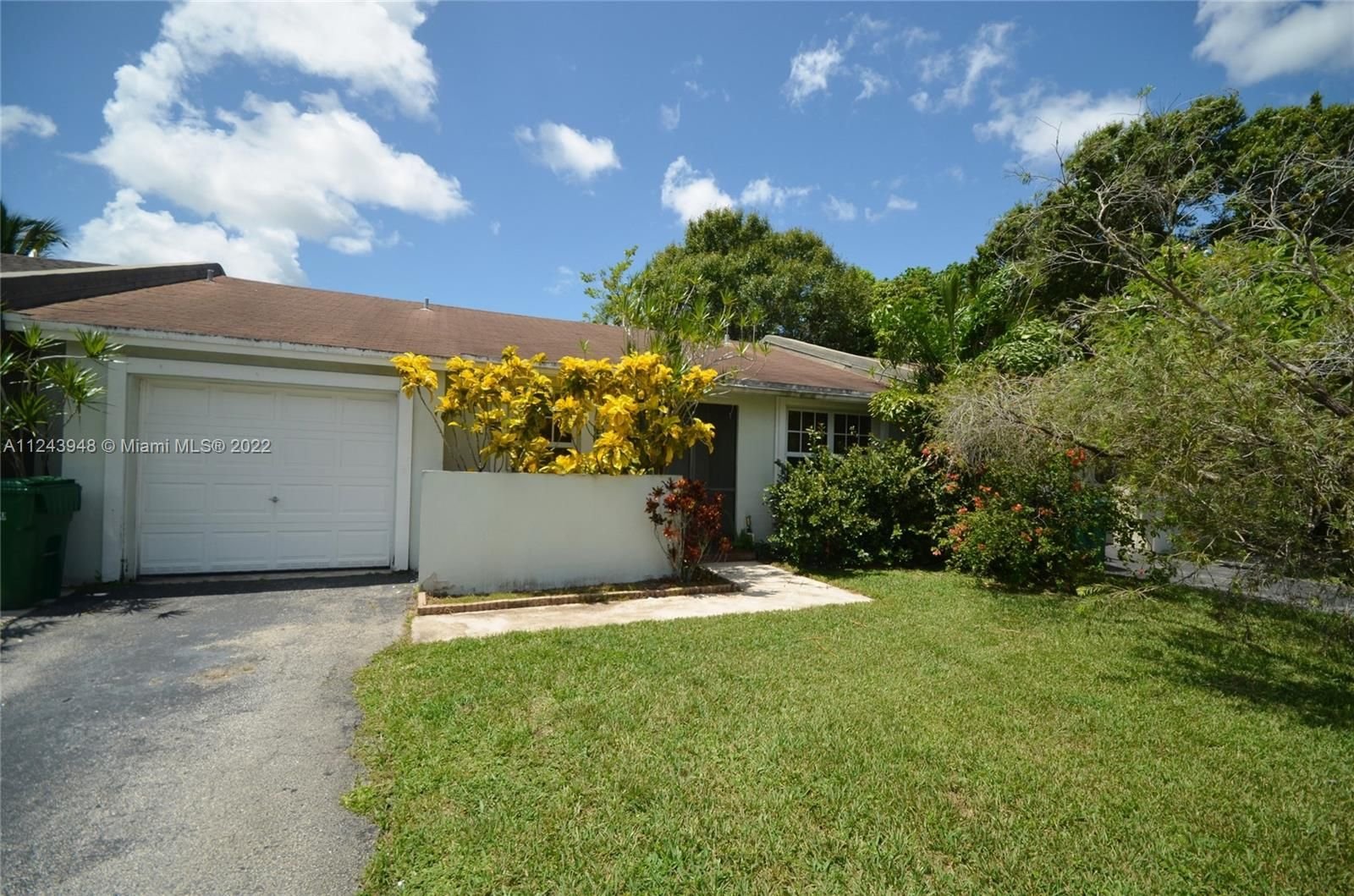 Real estate property located at 5558 Lakewood Cir W, Broward County, Margate, FL