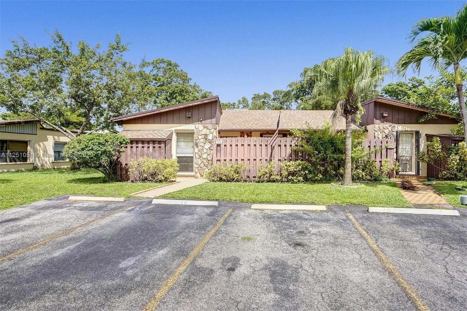 Real estate property located at 526 Briarwood Cir #1-49, Broward County, Hollywood, FL