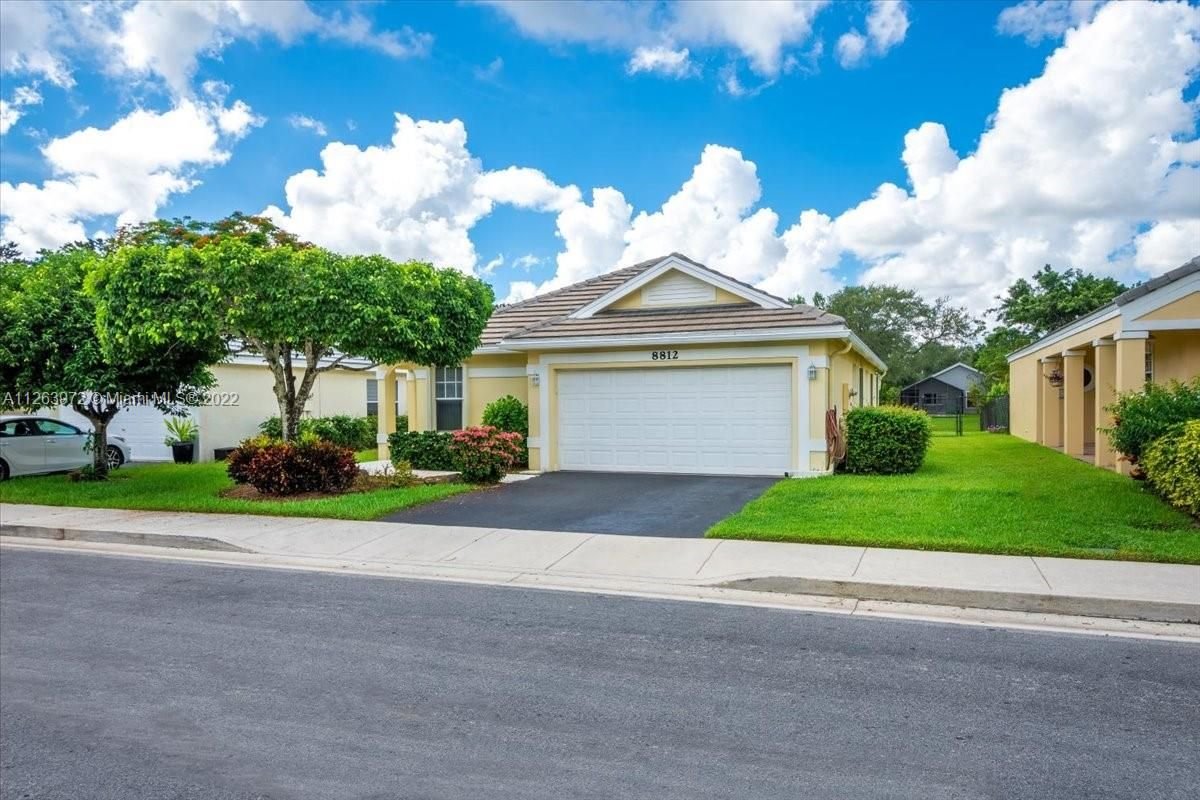 Real estate property located at 8812 Lake Park Cir S, Broward County, Davie, FL