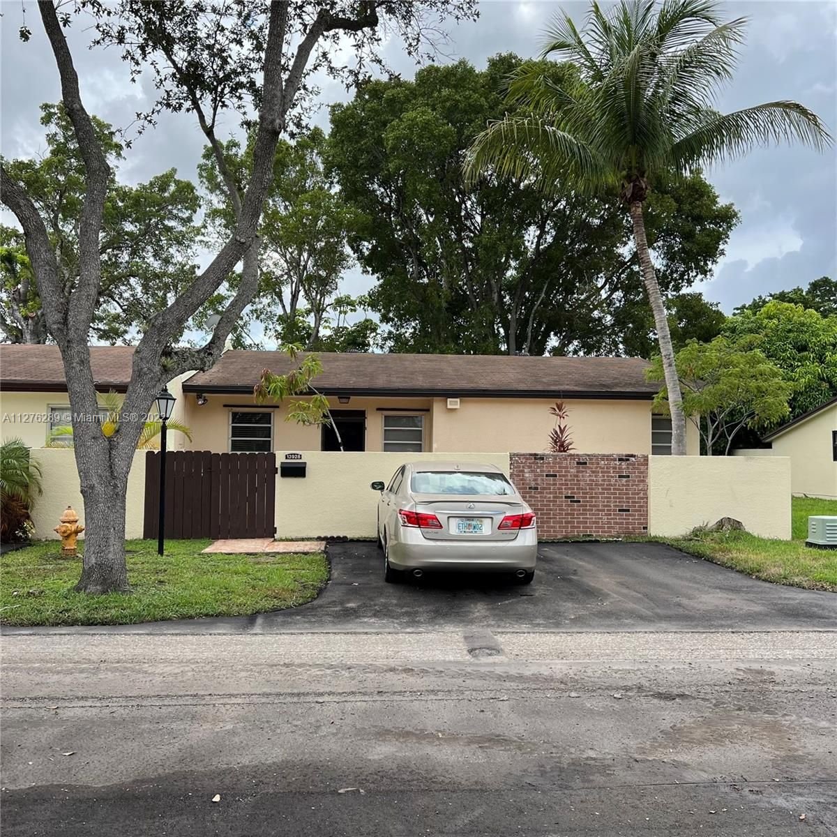 Real estate property located at 13928 Kendale Lakes Dr _, Miami-Dade County, Miami, FL