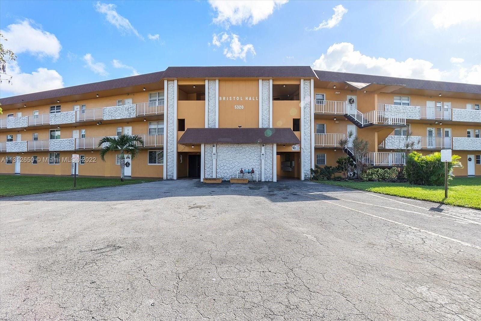 Real estate property located at 5320 11th St #208, Broward County, Plantation, FL
