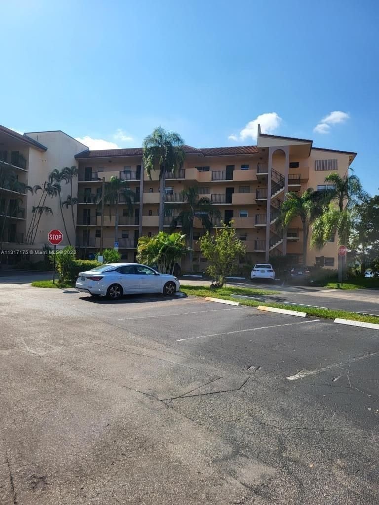 Real estate property located at 3955 Nob Hill Rd #111, Broward County, Sunrise, FL