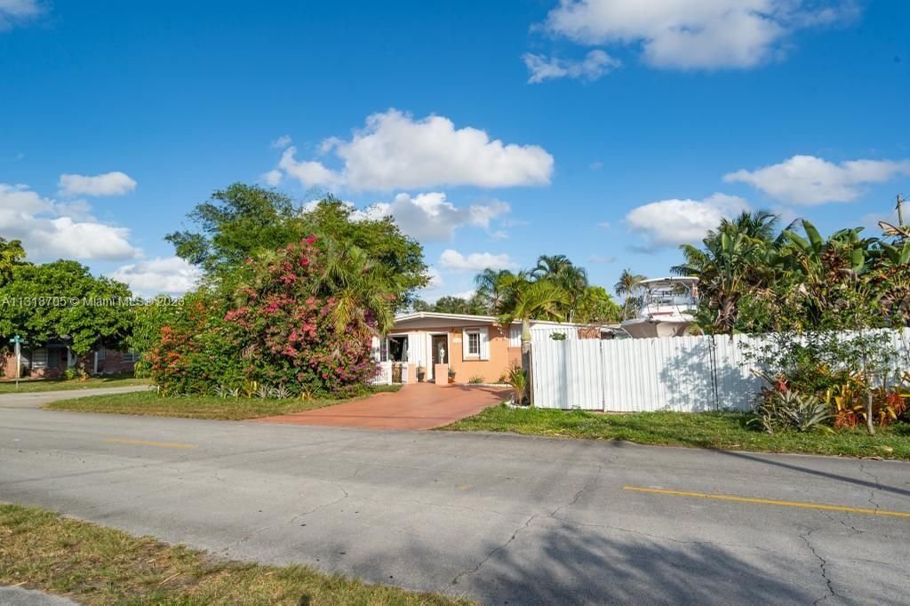 Real estate property located at 7060 11th St, Broward County, Pembroke Pines, FL