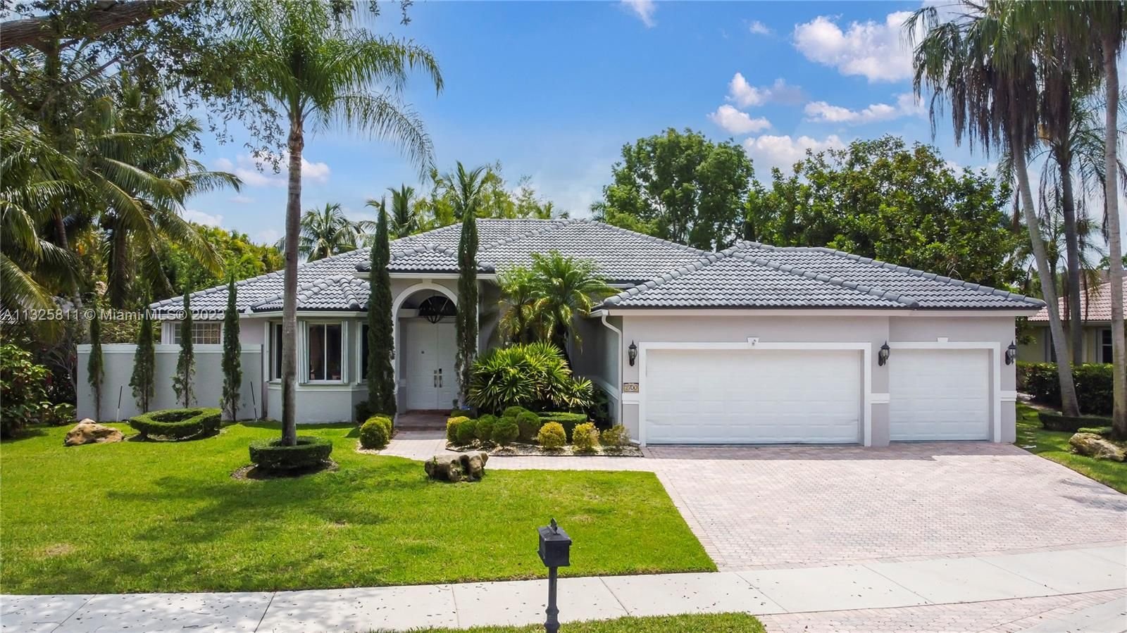 Real estate property located at 2700 Meadowood Ct, Broward County, Weston, FL
