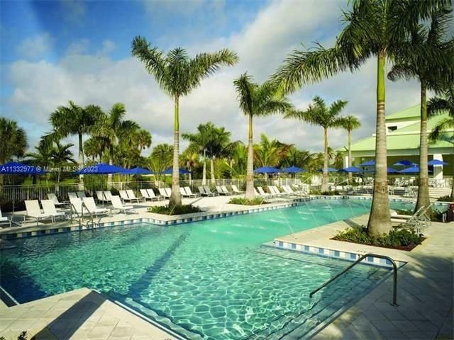 Real estate property located at 5300 87 Ave #605, Miami-Dade County, Doral, FL