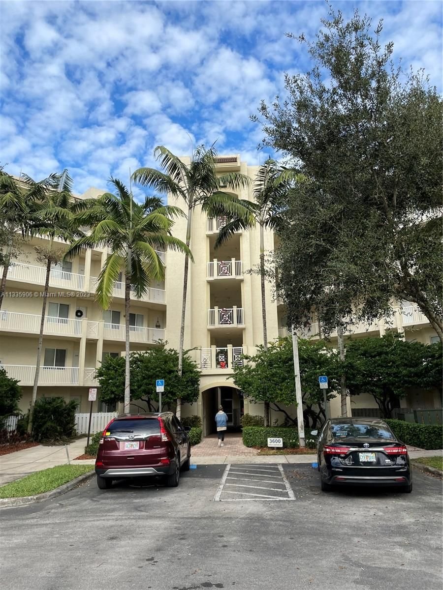 Real estate property located at 3600 Oaks Clubhouse Dr #506, Broward County, Pompano Beach, FL
