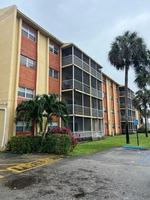 Real estate property located at 3700 21st St #109, Broward County, Lauderdale Lakes, FL