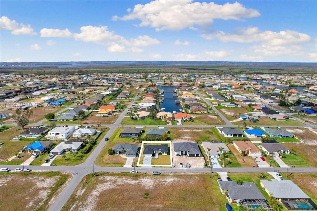 Real estate property located at 204 NW 35th Pl, Lee County, Cape Coral, FL