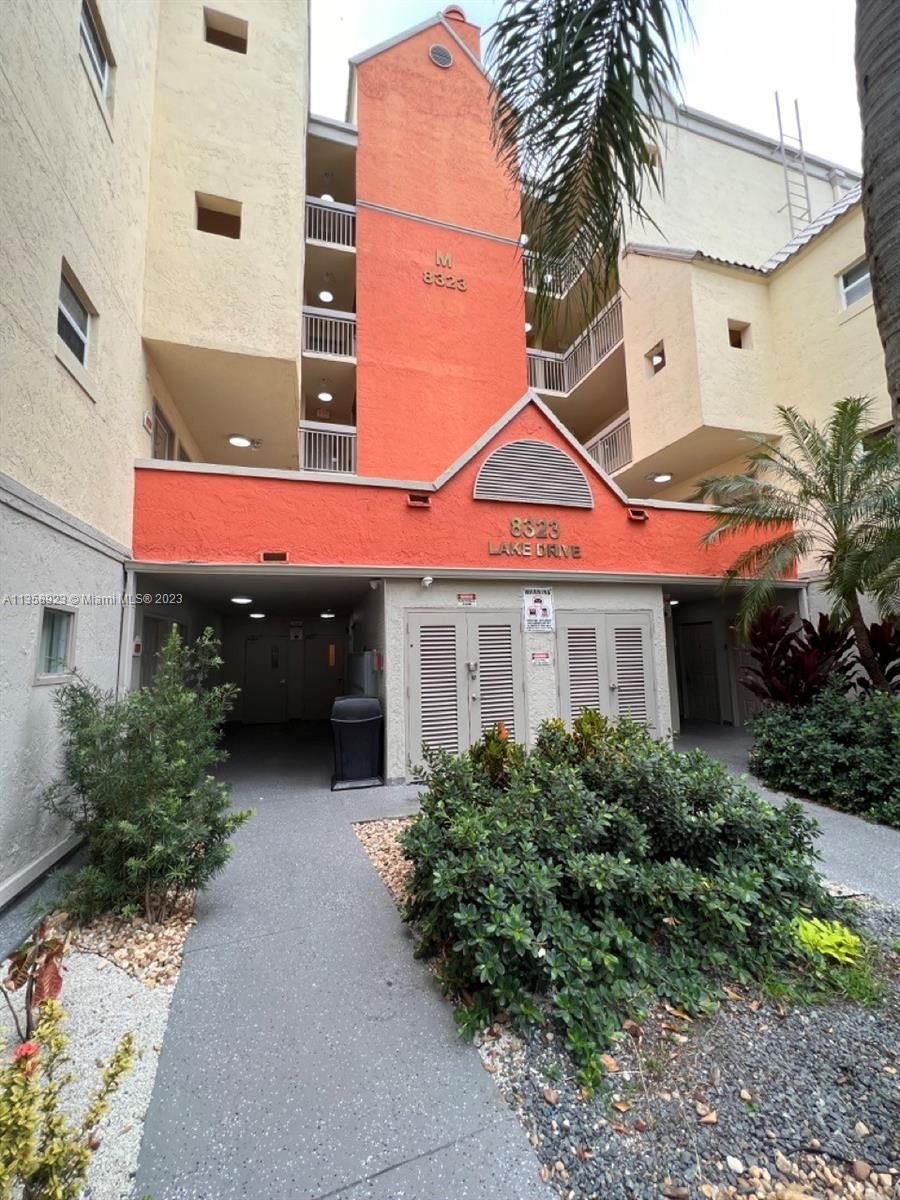 Real estate property located at 8323 Lake Dr #102, Miami-Dade County, Doral, FL