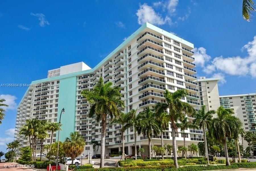 Real estate property located at 3725 Ocean Dr #424, Broward County, SEA AIR TOWERS CONDO, Hollywood, FL
