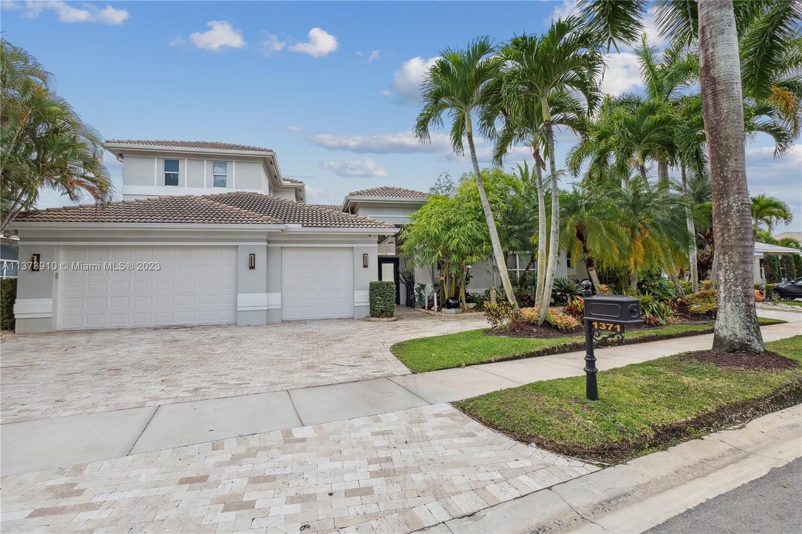 Real estate property located at 1371 Victoria Isle Dr, Broward County, Weston, FL