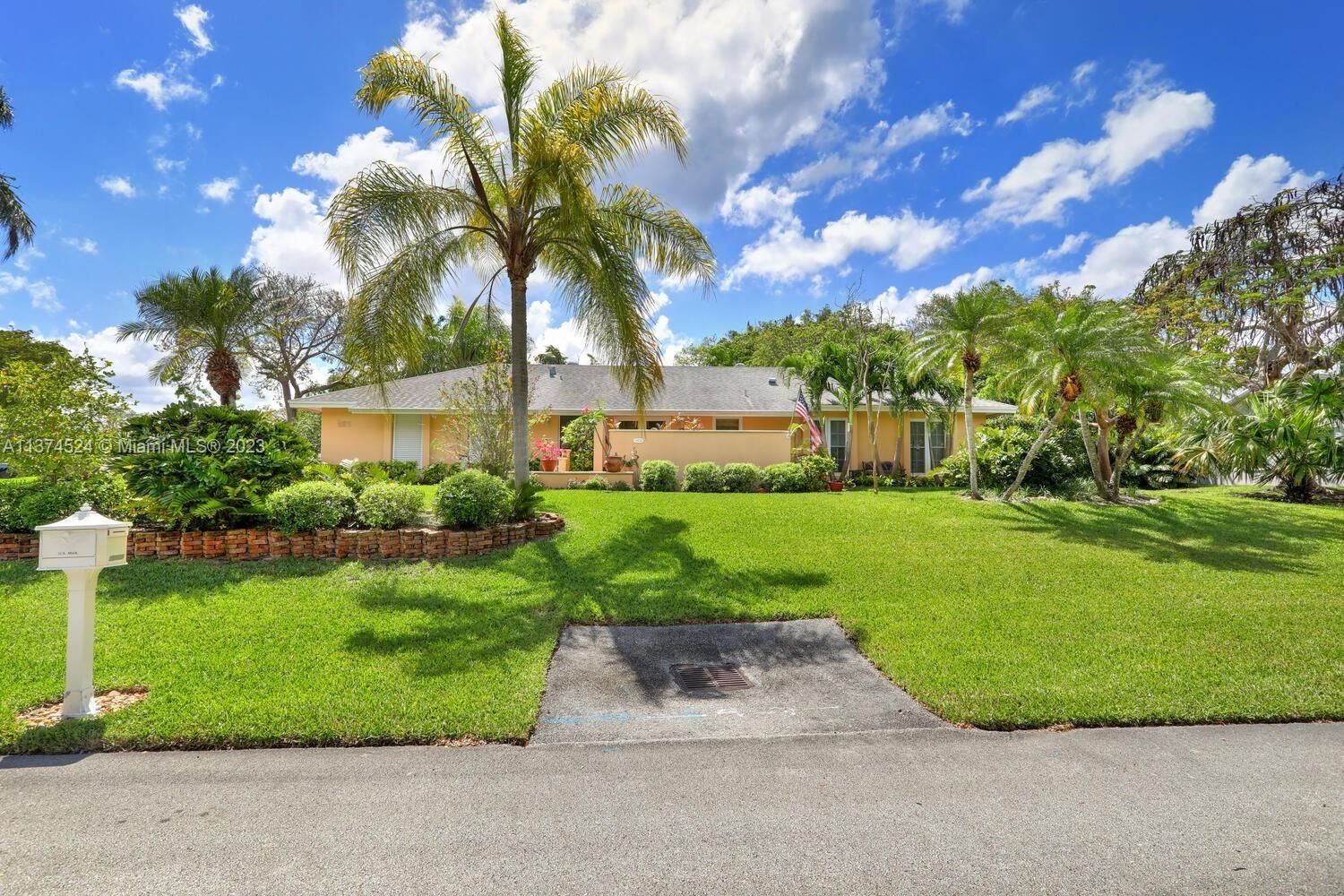 Real estate property located at 18474 88th Ct, Miami-Dade County, Cutler Bay, FL