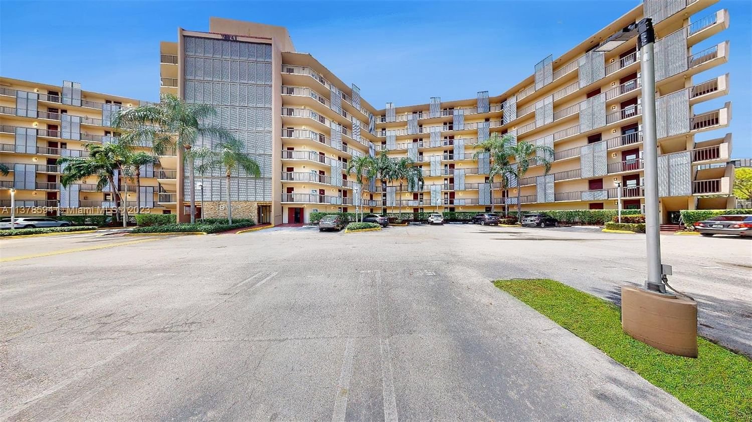 Real estate property located at 3101 Country Club Dr #605, Miami-Dade County, BRAVURA II CONDO, Aventura, FL