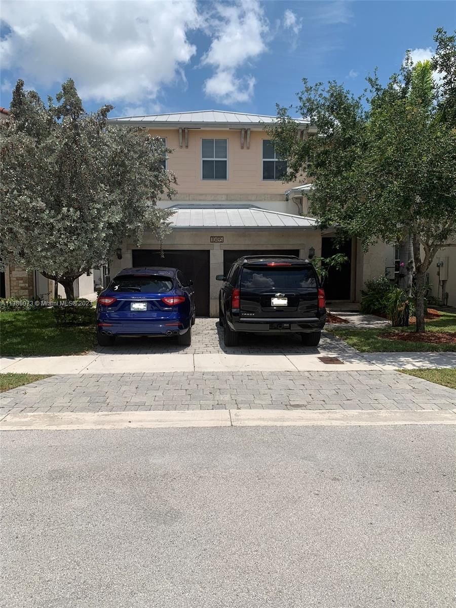 Real estate property located at 10495 69th Ter, Miami-Dade County, Doral, FL