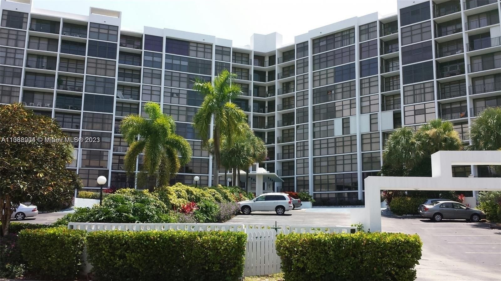 Real estate property located at 1000 Parkview Dr #829, Broward County, Hallandale Beach, FL