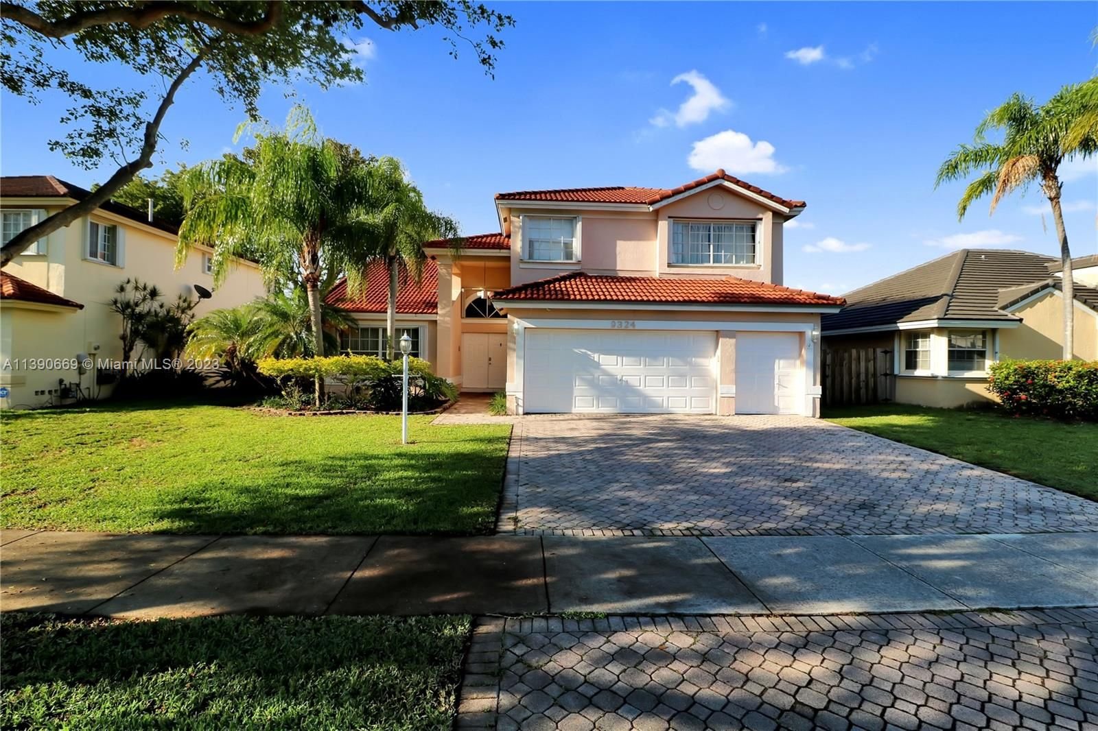 Real estate property located at 9324 212th Ter, Miami-Dade County, Cutler Bay, FL