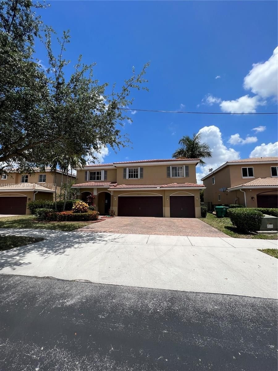 Real estate property located at 939 206th St, Miami-Dade County, Miami Gardens, FL