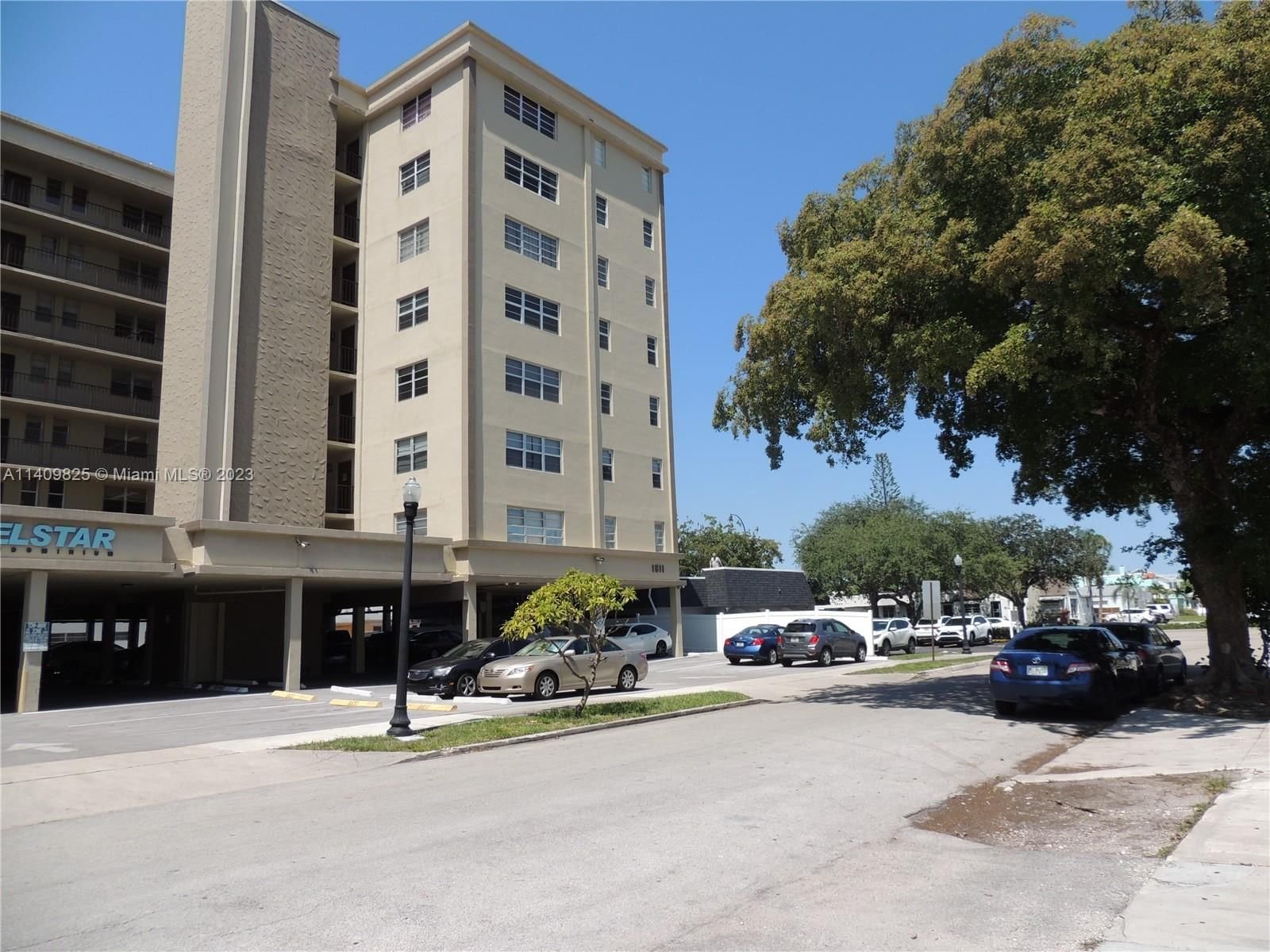 Real estate property located at 1811 Jefferson St #403, Broward County, Hollywood, FL