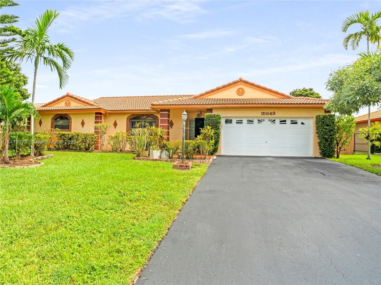 Real estate property located at 15843 Stonetower St, Broward County, WAVERLY HUNDRED, Davie, FL