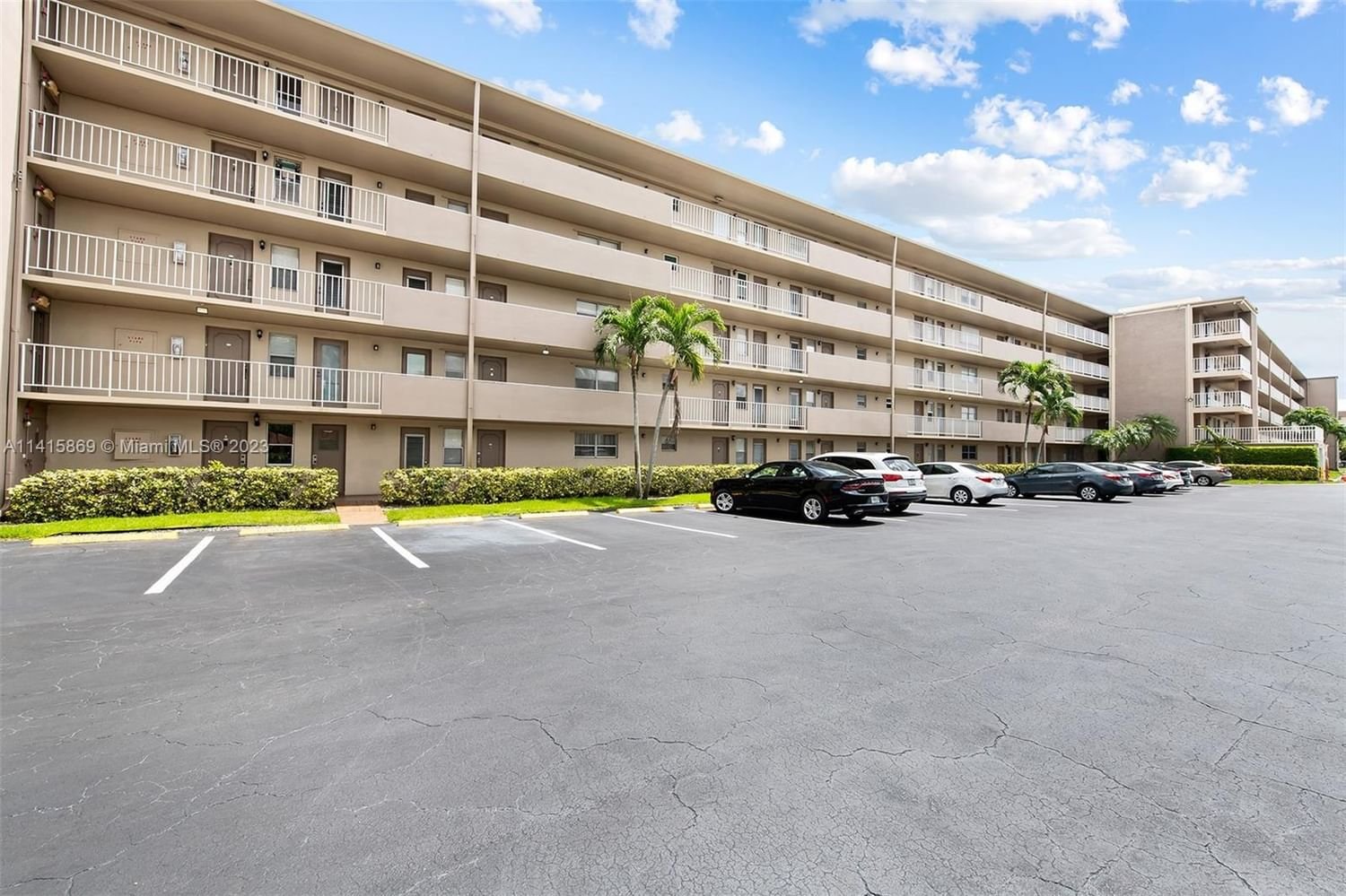 Real estate property located at 5100 Washington St #307, Broward County, Hollywood, FL