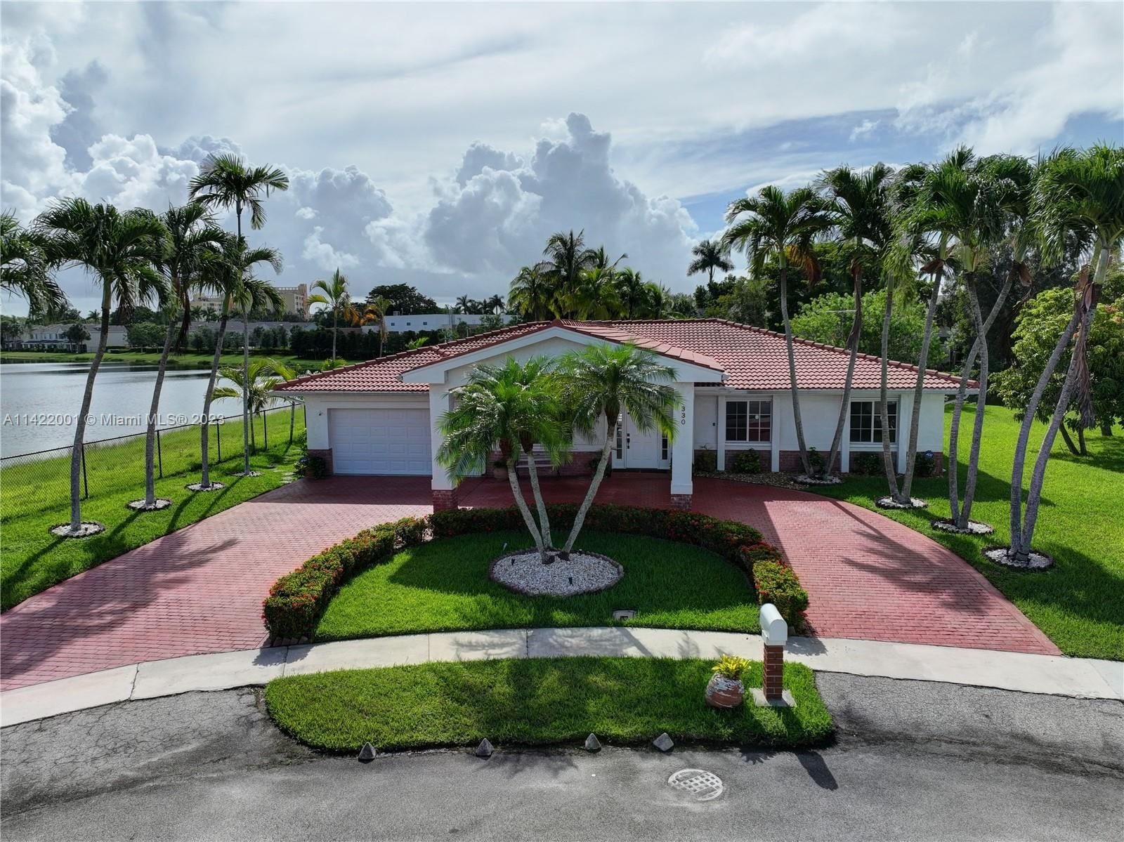 Real estate property located at 330 Golfview Dr, Broward County, BONAVENTURE LAKES 3RD ADD, Weston, FL