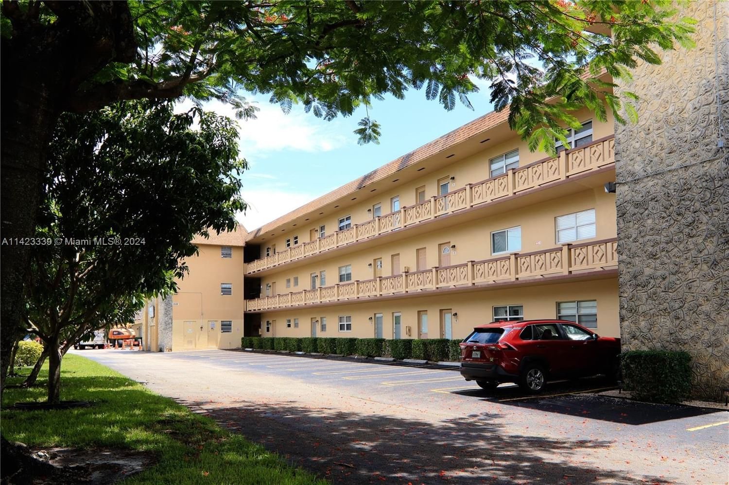 Real estate property located at 3530 52nd Ave #510, Broward County, FICUS GARDENS CONDO, Lauderdale Lakes, FL