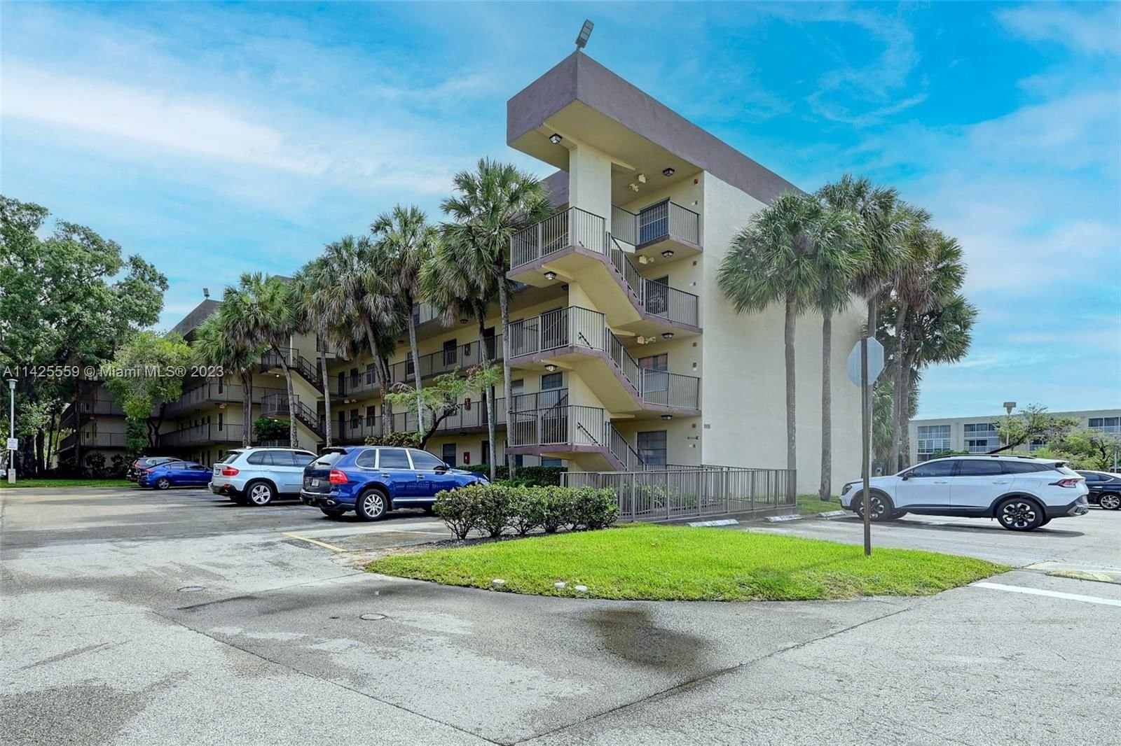 Real estate property located at 3321 47th Ter #121, Broward County, Lauderdale Lakes, FL