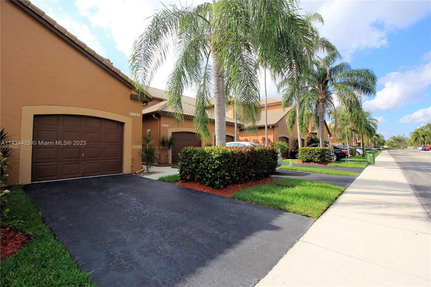 Real estate property located at 1207 Presidio Dr, Broward County, Weston, FL