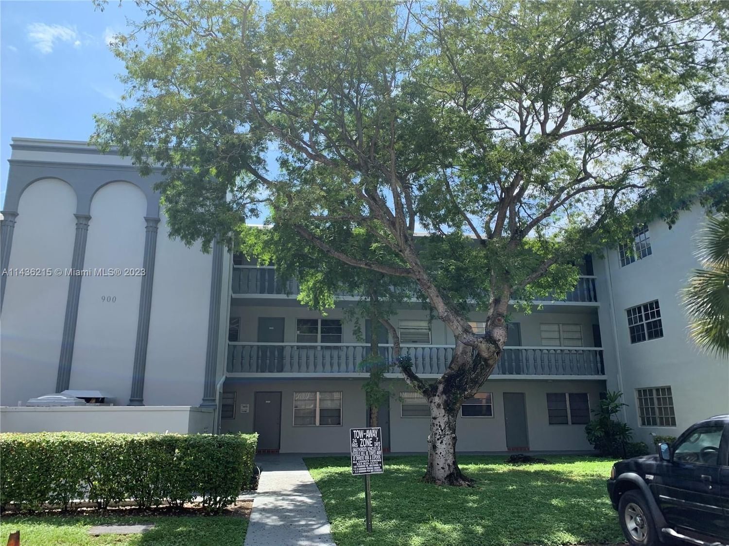 Real estate property located at 900 Tallwood Ave #208, Broward County, Hollywood, FL